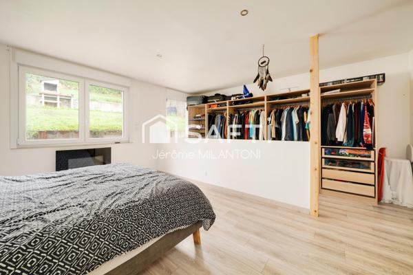 Ideal première acquisition, proche de toutes commodités, axe A31 à moins de 10mn, gare SNCF...