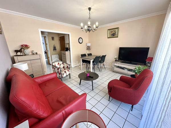 DOUARNENEZ – CENTRE-VILLE / PORT RHU – T3 DE 60 M² AVEC GARAGE, CAVE ET DOUBLE BALCON – À MOINS D’1 KM DE LA PLAGE

Situé à proximité immédiate du Port-Rhu, des commerces et des commodités du centre-ville de Douarnenez, venez découvrir cet appartement T3 d’environ 60 m² entièrement entretenu, situé au 2ème étage sur 4 d’une copropriété soignée et sécurisée, sans ascenseur.

À moins d’1 km de la plage, l’appartement développe une distribution fonctionnelle et agréable :

Entrée avec couloir et placard de rangement, cuisine indépendante récente entièrement aménagée et équipée avec espace cellier / arrière-cuisine, salon-séjour lumineux donnant accès à un grand balcon, deux chambres avec placards intégrés dont une avec balcon privatif, salle d’eau récente avec douche à l’italienne et WC indépendant.

Aucun travaux à prévoir.

Prestations complémentaires :
– Menuiseries PVC double vitrage
– Volets roulants électriques sur les 2 baies vitrées (chambre et salon) et manuels sur fenêtre cuisine et 2eme chambre
– Chauffage collectif par chaudière fioul de 2008 avec consommation individualisée
– Cave privative en sous-sol (1,63m x 3,95m soit 6,44m²) (avec électricité/éclairage)
– Garage privatif dans cour sécurisée (5,35m x 2,55m soit 13,64m²) (sans électricité/éclairage)
– Copropriété entretenue
– DPE : D

Un appartement lumineux, pratique et immédiatement habitable, idéal aussi bien pour une résidence principale, un pied-à-terre en bord de mer ou un investissement patrimonial à Douarnenez.

Taxe Foncière : 826€/an
Charges copro : environ 155€/mois (Chauffage, Eau froide/chaude, Honos Syndic, Charges communes ...)

- - - Visite uniquement sur rendez-vous - - -

Contact Exclusif : Gino DUPUY - BSK Immobilier
Votre Conseiller Immobilier sur Quimper et alentours.
Avis de valeur OFFERT dans tout le Finistère Sud.

_________________________________________________

VENTE IMMOBILIÈRE – QUIMPER & Alentours
Échangeons sur votre projet, sans engagement, pour définir la meilleure stratégie de vente.

APPORTEURS D'AFFAIRES
Vous connaissez quelqu'un qui souhaite vendre ou acheter ? Un simple message suffit pour initier un contact, je m'occupe du reste.
Rémunération attractive.

COLLABORATION INTERCABINET
Discutons volontiers d'un partage de mandat ou d'un acheteur en recherche.
_________________________________________________

Honoraires charge vendeur : aucun frais d'agence pour vous.
Le prix affiché est votre prix final hors frais de notaire.