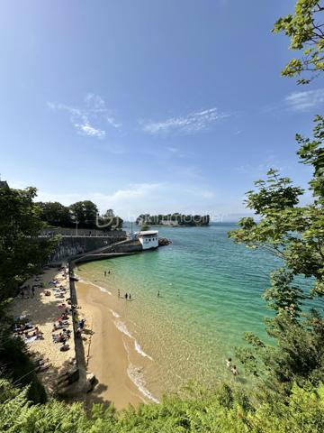 DOUARNENEZ – CENTRE-VILLE / PORT RHU – T3 DE 60 M² AVEC GARAGE, CAVE ET DOUBLE BALCON – À MOINS D’1 KM DE LA PLAGE

Situé à proximité immédiate du Port-Rhu, des commerces et des commodités du centre-ville de Douarnenez, venez découvrir cet appartement T3 d’environ 60 m² entièrement entretenu, situé au 2ème étage sur 4 d’une copropriété soignée et sécurisée, sans ascenseur.

À moins d’1 km de la plage, l’appartement développe une distribution fonctionnelle et agréable :

Entrée avec couloir et placard de rangement, cuisine indépendante récente entièrement aménagée et équipée avec espace cellier / arrière-cuisine, salon-séjour lumineux donnant accès à un grand balcon, deux chambres avec placards intégrés dont une avec balcon privatif, salle d’eau récente avec douche à l’italienne et WC indépendant.

Aucun travaux à prévoir.

Prestations complémentaires :
– Menuiseries PVC double vitrage
– Volets roulants électriques sur les 2 baies vitrées (chambre et salon) et manuels sur fenêtre cuisine et 2eme chambre
– Chauffage collectif par chaudière fioul de 2008 avec consommation individualisée
– Cave privative en sous-sol (1,63m x 3,95m soit 6,44m²) (avec électricité/éclairage)
– Garage privatif dans cour sécurisée (5,35m x 2,55m soit 13,64m²) (sans électricité/éclairage)
– Copropriété entretenue
– DPE : D

Un appartement lumineux, pratique et immédiatement habitable, idéal aussi bien pour une résidence principale, un pied-à-terre en bord de mer ou un investissement patrimonial à Douarnenez.

Taxe Foncière : 826€/an
Charges copro : environ 155€/mois (Chauffage, Eau froide/chaude, Honos Syndic, Charges communes ...)

- - - Visite uniquement sur rendez-vous - - -

Contact Exclusif : Gino DUPUY - BSK Immobilier
Votre Conseiller Immobilier sur Quimper et alentours.
Avis de valeur OFFERT dans tout le Finistère Sud.

_________________________________________________

VENTE IMMOBILIÈRE – QUIMPER & Alentours
Échangeons sur votre projet, sans engagement, pour définir la meilleure stratégie de vente.

APPORTEURS D'AFFAIRES
Vous connaissez quelqu'un qui souhaite vendre ou acheter ? Un simple message suffit pour initier un contact, je m'occupe du reste.
Rémunération attractive.

COLLABORATION INTERCABINET
Discutons volontiers d'un partage de mandat ou d'un acheteur en recherche.
_________________________________________________

Honoraires charge vendeur : aucun frais d'agence pour vous.
Le prix affiché est votre prix final hors frais de notaire.