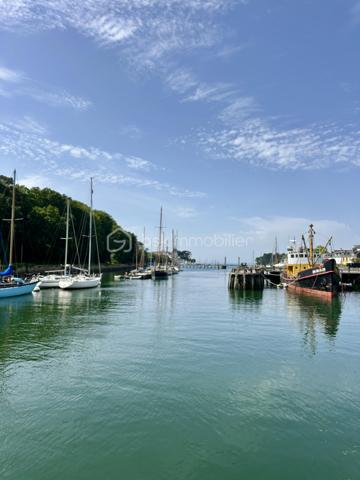 DOUARNENEZ – CENTRE-VILLE / PORT RHU – T3 DE 60 M² AVEC GARAGE, CAVE ET DOUBLE BALCON – À MOINS D’1 KM DE LA PLAGE

Situé à proximité immédiate du Port-Rhu, des commerces et des commodités du centre-ville de Douarnenez, venez découvrir cet appartement T3 d’environ 60 m² entièrement entretenu, situé au 2ème étage sur 4 d’une copropriété soignée et sécurisée, sans ascenseur.

À moins d’1 km de la plage, l’appartement développe une distribution fonctionnelle et agréable :

Entrée avec couloir et placard de rangement, cuisine indépendante récente entièrement aménagée et équipée avec espace cellier / arrière-cuisine, salon-séjour lumineux donnant accès à un grand balcon, deux chambres avec placards intégrés dont une avec balcon privatif, salle d’eau récente avec douche à l’italienne et WC indépendant.

Aucun travaux à prévoir.

Prestations complémentaires :
– Menuiseries PVC double vitrage
– Volets roulants électriques sur les 2 baies vitrées (chambre et salon) et manuels sur fenêtre cuisine et 2eme chambre
– Chauffage collectif par chaudière fioul de 2008 avec consommation individualisée
– Cave privative en sous-sol (1,63m x 3,95m soit 6,44m²) (avec électricité/éclairage)
– Garage privatif dans cour sécurisée (5,35m x 2,55m soit 13,64m²) (sans électricité/éclairage)
– Copropriété entretenue
– DPE : D

Un appartement lumineux, pratique et immédiatement habitable, idéal aussi bien pour une résidence principale, un pied-à-terre en bord de mer ou un investissement patrimonial à Douarnenez.

Taxe Foncière : 826€/an
Charges copro : environ 155€/mois (Chauffage, Eau froide/chaude, Honos Syndic, Charges communes ...)

- - - Visite uniquement sur rendez-vous - - -

Contact Exclusif : Gino DUPUY - BSK Immobilier
Votre Conseiller Immobilier sur Quimper et alentours.
Avis de valeur OFFERT dans tout le Finistère Sud.

_________________________________________________

VENTE IMMOBILIÈRE – QUIMPER & Alentours
Échangeons sur votre projet, sans engagement, pour définir la meilleure stratégie de vente.

APPORTEURS D'AFFAIRES
Vous connaissez quelqu'un qui souhaite vendre ou acheter ? Un simple message suffit pour initier un contact, je m'occupe du reste.
Rémunération attractive.

COLLABORATION INTERCABINET
Discutons volontiers d'un partage de mandat ou d'un acheteur en recherche.
_________________________________________________

Honoraires charge vendeur : aucun frais d'agence pour vous.
Le prix affiché est votre prix final hors frais de notaire.