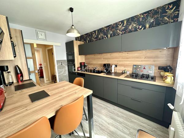 DOUARNENEZ – CENTRE-VILLE / PORT RHU – T3 DE 60 M² AVEC GARAGE, CAVE ET DOUBLE BALCON – À MOINS D’1 KM DE LA PLAGE

Situé à proximité immédiate du Port-Rhu, des commerces et des commodités du centre-ville de Douarnenez, venez découvrir cet appartement T3 d’environ 60 m² entièrement entretenu, situé au 2ème étage sur 4 d’une copropriété soignée et sécurisée, sans ascenseur.

À moins d’1 km de la plage, l’appartement développe une distribution fonctionnelle et agréable :

Entrée avec couloir et placard de rangement, cuisine indépendante récente entièrement aménagée et équipée avec espace cellier / arrière-cuisine, salon-séjour lumineux donnant accès à un grand balcon, deux chambres avec placards intégrés dont une avec balcon privatif, salle d’eau récente avec douche à l’italienne et WC indépendant.

Aucun travaux à prévoir.

Prestations complémentaires :
– Menuiseries PVC double vitrage
– Volets roulants électriques sur les 2 baies vitrées (chambre et salon) et manuels sur fenêtre cuisine et 2eme chambre
– Chauffage collectif par chaudière fioul de 2008 avec consommation individualisée
– Cave privative en sous-sol (1,63m x 3,95m soit 6,44m²) (avec électricité/éclairage)
– Garage privatif dans cour sécurisée (5,35m x 2,55m soit 13,64m²) (sans électricité/éclairage)
– Copropriété entretenue
– DPE : D

Un appartement lumineux, pratique et immédiatement habitable, idéal aussi bien pour une résidence principale, un pied-à-terre en bord de mer ou un investissement patrimonial à Douarnenez.

Taxe Foncière : 826€/an
Charges copro : environ 155€/mois (Chauffage, Eau froide/chaude, Honos Syndic, Charges communes ...)

- - - Visite uniquement sur rendez-vous - - -

Contact Exclusif : Gino DUPUY - BSK Immobilier
Votre Conseiller Immobilier sur Quimper et alentours.
Avis de valeur OFFERT dans tout le Finistère Sud.

_________________________________________________

VENTE IMMOBILIÈRE – QUIMPER & Alentours
Échangeons sur votre projet, sans engagement, pour définir la meilleure stratégie de vente.

APPORTEURS D'AFFAIRES
Vous connaissez quelqu'un qui souhaite vendre ou acheter ? Un simple message suffit pour initier un contact, je m'occupe du reste.
Rémunération attractive.

COLLABORATION INTERCABINET
Discutons volontiers d'un partage de mandat ou d'un acheteur en recherche.
_________________________________________________

Honoraires charge vendeur : aucun frais d'agence pour vous.
Le prix affiché est votre prix final hors frais de notaire.