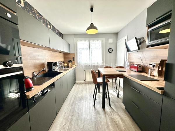 DOUARNENEZ – CENTRE-VILLE / PORT RHU – T3 DE 60 M² AVEC GARAGE, CAVE ET DOUBLE BALCON – À MOINS D’1 KM DE LA PLAGE

Situé à proximité immédiate du Port-Rhu, des commerces et des commodités du centre-ville de Douarnenez, venez découvrir cet appartement T3 d’environ 60 m² entièrement entretenu, situé au 2ème étage sur 4 d’une copropriété soignée et sécurisée, sans ascenseur.

À moins d’1 km de la plage, l’appartement développe une distribution fonctionnelle et agréable :

Entrée avec couloir et placard de rangement, cuisine indépendante récente entièrement aménagée et équipée avec espace cellier / arrière-cuisine, salon-séjour lumineux donnant accès à un grand balcon, deux chambres avec placards intégrés dont une avec balcon privatif, salle d’eau récente avec douche à l’italienne et WC indépendant.

Aucun travaux à prévoir.

Prestations complémentaires :
– Menuiseries PVC double vitrage
– Volets roulants électriques sur les 2 baies vitrées (chambre et salon) et manuels sur fenêtre cuisine et 2eme chambre
– Chauffage collectif par chaudière fioul de 2008 avec consommation individualisée
– Cave privative en sous-sol (1,63m x 3,95m soit 6,44m²) (avec électricité/éclairage)
– Garage privatif dans cour sécurisée (5,35m x 2,55m soit 13,64m²) (sans électricité/éclairage)
– Copropriété entretenue
– DPE : D

Un appartement lumineux, pratique et immédiatement habitable, idéal aussi bien pour une résidence principale, un pied-à-terre en bord de mer ou un investissement patrimonial à Douarnenez.

Taxe Foncière : 826€/an
Charges copro : environ 155€/mois (Chauffage, Eau froide/chaude, Honos Syndic, Charges communes ...)

- - - Visite uniquement sur rendez-vous - - -

Contact Exclusif : Gino DUPUY - BSK Immobilier
Votre Conseiller Immobilier sur Quimper et alentours.
Avis de valeur OFFERT dans tout le Finistère Sud.

_________________________________________________

VENTE IMMOBILIÈRE – QUIMPER & Alentours
Échangeons sur votre projet, sans engagement, pour définir la meilleure stratégie de vente.

APPORTEURS D'AFFAIRES
Vous connaissez quelqu'un qui souhaite vendre ou acheter ? Un simple message suffit pour initier un contact, je m'occupe du reste.
Rémunération attractive.

COLLABORATION INTERCABINET
Discutons volontiers d'un partage de mandat ou d'un acheteur en recherche.
_________________________________________________

Honoraires charge vendeur : aucun frais d'agence pour vous.
Le prix affiché est votre prix final hors frais de notaire.