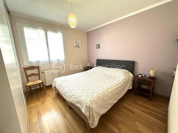 DOUARNENEZ – CENTRE-VILLE / PORT RHU – T3 DE 60 M² AVEC GARAGE, CAVE ET DOUBLE BALCON – À MOINS D’1 KM DE LA PLAGE

Situé à proximité immédiate du Port-Rhu, des commerces et des commodités du centre-ville de Douarnenez, venez découvrir cet appartement T3 d’environ 60 m² entièrement entretenu, situé au 2ème étage sur 4 d’une copropriété soignée et sécurisée, sans ascenseur.

À moins d’1 km de la plage, l’appartement développe une distribution fonctionnelle et agréable :

Entrée avec couloir et placard de rangement, cuisine indépendante récente entièrement aménagée et équipée avec espace cellier / arrière-cuisine, salon-séjour lumineux donnant accès à un grand balcon, deux chambres avec placards intégrés dont une avec balcon privatif, salle d’eau récente avec douche à l’italienne et WC indépendant.

Aucun travaux à prévoir.

Prestations complémentaires :
– Menuiseries PVC double vitrage
– Volets roulants électriques sur les 2 baies vitrées (chambre et salon) et manuels sur fenêtre cuisine et 2eme chambre
– Chauffage collectif par chaudière fioul de 2008 avec consommation individualisée
– Cave privative en sous-sol (1,63m x 3,95m soit 6,44m²) (avec électricité/éclairage)
– Garage privatif dans cour sécurisée (5,35m x 2,55m soit 13,64m²) (sans électricité/éclairage)
– Copropriété entretenue
– DPE : D

Un appartement lumineux, pratique et immédiatement habitable, idéal aussi bien pour une résidence principale, un pied-à-terre en bord de mer ou un investissement patrimonial à Douarnenez.

Taxe Foncière : 826€/an
Charges copro : environ 155€/mois (Chauffage, Eau froide/chaude, Honos Syndic, Charges communes ...)

- - - Visite uniquement sur rendez-vous - - -

Contact Exclusif : Gino DUPUY - BSK Immobilier
Votre Conseiller Immobilier sur Quimper et alentours.
Avis de valeur OFFERT dans tout le Finistère Sud.

_________________________________________________

VENTE IMMOBILIÈRE – QUIMPER & Alentours
Échangeons sur votre projet, sans engagement, pour définir la meilleure stratégie de vente.

APPORTEURS D'AFFAIRES
Vous connaissez quelqu'un qui souhaite vendre ou acheter ? Un simple message suffit pour initier un contact, je m'occupe du reste.
Rémunération attractive.

COLLABORATION INTERCABINET
Discutons volontiers d'un partage de mandat ou d'un acheteur en recherche.
_________________________________________________

Honoraires charge vendeur : aucun frais d'agence pour vous.
Le prix affiché est votre prix final hors frais de notaire.