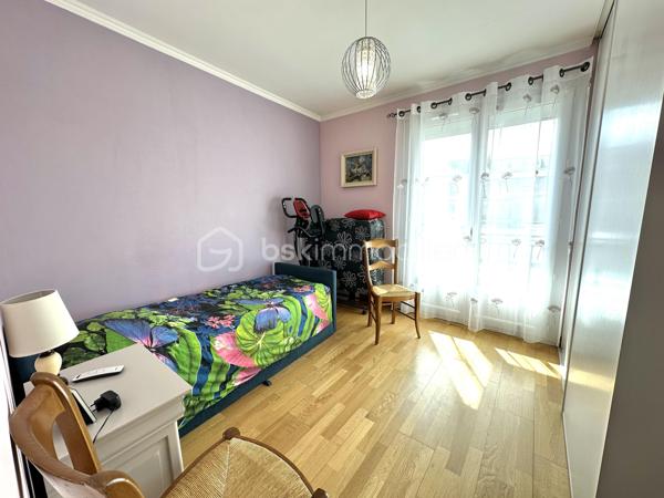 DOUARNENEZ – CENTRE-VILLE / PORT RHU – T3 DE 60 M² AVEC GARAGE, CAVE ET DOUBLE BALCON – À MOINS D’1 KM DE LA PLAGE

Situé à proximité immédiate du Port-Rhu, des commerces et des commodités du centre-ville de Douarnenez, venez découvrir cet appartement T3 d’environ 60 m² entièrement entretenu, situé au 2ème étage sur 4 d’une copropriété soignée et sécurisée, sans ascenseur.

À moins d’1 km de la plage, l’appartement développe une distribution fonctionnelle et agréable :

Entrée avec couloir et placard de rangement, cuisine indépendante récente entièrement aménagée et équipée avec espace cellier / arrière-cuisine, salon-séjour lumineux donnant accès à un grand balcon, deux chambres avec placards intégrés dont une avec balcon privatif, salle d’eau récente avec douche à l’italienne et WC indépendant.

Aucun travaux à prévoir.

Prestations complémentaires :
– Menuiseries PVC double vitrage
– Volets roulants électriques sur les 2 baies vitrées (chambre et salon) et manuels sur fenêtre cuisine et 2eme chambre
– Chauffage collectif par chaudière fioul de 2008 avec consommation individualisée
– Cave privative en sous-sol (1,63m x 3,95m soit 6,44m²) (avec électricité/éclairage)
– Garage privatif dans cour sécurisée (5,35m x 2,55m soit 13,64m²) (sans électricité/éclairage)
– Copropriété entretenue
– DPE : D

Un appartement lumineux, pratique et immédiatement habitable, idéal aussi bien pour une résidence principale, un pied-à-terre en bord de mer ou un investissement patrimonial à Douarnenez.

Taxe Foncière : 826€/an
Charges copro : environ 155€/mois (Chauffage, Eau froide/chaude, Honos Syndic, Charges communes ...)

- - - Visite uniquement sur rendez-vous - - -

Contact Exclusif : Gino DUPUY - BSK Immobilier
Votre Conseiller Immobilier sur Quimper et alentours.
Avis de valeur OFFERT dans tout le Finistère Sud.

_________________________________________________

VENTE IMMOBILIÈRE – QUIMPER & Alentours
Échangeons sur votre projet, sans engagement, pour définir la meilleure stratégie de vente.

APPORTEURS D'AFFAIRES
Vous connaissez quelqu'un qui souhaite vendre ou acheter ? Un simple message suffit pour initier un contact, je m'occupe du reste.
Rémunération attractive.

COLLABORATION INTERCABINET
Discutons volontiers d'un partage de mandat ou d'un acheteur en recherche.
_________________________________________________

Honoraires charge vendeur : aucun frais d'agence pour vous.
Le prix affiché est votre prix final hors frais de notaire.