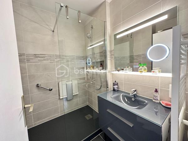 DOUARNENEZ – CENTRE-VILLE / PORT RHU – T3 DE 60 M² AVEC GARAGE, CAVE ET DOUBLE BALCON – À MOINS D’1 KM DE LA PLAGE

Situé à proximité immédiate du Port-Rhu, des commerces et des commodités du centre-ville de Douarnenez, venez découvrir cet appartement T3 d’environ 60 m² entièrement entretenu, situé au 2ème étage sur 4 d’une copropriété soignée et sécurisée, sans ascenseur.

À moins d’1 km de la plage, l’appartement développe une distribution fonctionnelle et agréable :

Entrée avec couloir et placard de rangement, cuisine indépendante récente entièrement aménagée et équipée avec espace cellier / arrière-cuisine, salon-séjour lumineux donnant accès à un grand balcon, deux chambres avec placards intégrés dont une avec balcon privatif, salle d’eau récente avec douche à l’italienne et WC indépendant.

Aucun travaux à prévoir.

Prestations complémentaires :
– Menuiseries PVC double vitrage
– Volets roulants électriques sur les 2 baies vitrées (chambre et salon) et manuels sur fenêtre cuisine et 2eme chambre
– Chauffage collectif par chaudière fioul de 2008 avec consommation individualisée
– Cave privative en sous-sol (1,63m x 3,95m soit 6,44m²) (avec électricité/éclairage)
– Garage privatif dans cour sécurisée (5,35m x 2,55m soit 13,64m²) (sans électricité/éclairage)
– Copropriété entretenue
– DPE : D

Un appartement lumineux, pratique et immédiatement habitable, idéal aussi bien pour une résidence principale, un pied-à-terre en bord de mer ou un investissement patrimonial à Douarnenez.

Taxe Foncière : 826€/an
Charges copro : environ 155€/mois (Chauffage, Eau froide/chaude, Honos Syndic, Charges communes ...)

- - - Visite uniquement sur rendez-vous - - -

Contact Exclusif : Gino DUPUY - BSK Immobilier
Votre Conseiller Immobilier sur Quimper et alentours.
Avis de valeur OFFERT dans tout le Finistère Sud.

_________________________________________________

VENTE IMMOBILIÈRE – QUIMPER & Alentours
Échangeons sur votre projet, sans engagement, pour définir la meilleure stratégie de vente.

APPORTEURS D'AFFAIRES
Vous connaissez quelqu'un qui souhaite vendre ou acheter ? Un simple message suffit pour initier un contact, je m'occupe du reste.
Rémunération attractive.

COLLABORATION INTERCABINET
Discutons volontiers d'un partage de mandat ou d'un acheteur en recherche.
_________________________________________________

Honoraires charge vendeur : aucun frais d'agence pour vous.
Le prix affiché est votre prix final hors frais de notaire.