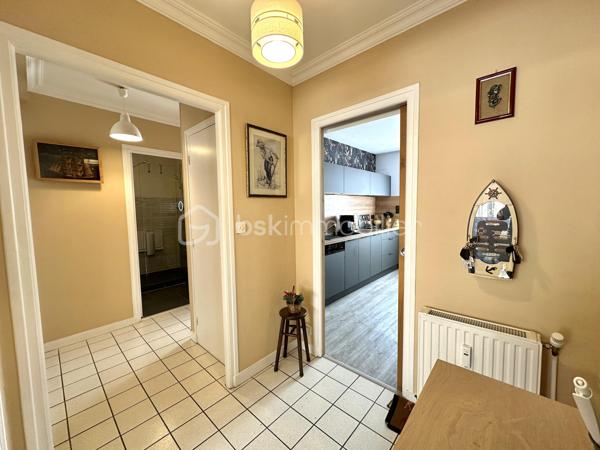 DOUARNENEZ – CENTRE-VILLE / PORT RHU – T3 DE 60 M² AVEC GARAGE, CAVE ET DOUBLE BALCON – À MOINS D’1 KM DE LA PLAGE

Situé à proximité immédiate du Port-Rhu, des commerces et des commodités du centre-ville de Douarnenez, venez découvrir cet appartement T3 d’environ 60 m² entièrement entretenu, situé au 2ème étage sur 4 d’une copropriété soignée et sécurisée, sans ascenseur.

À moins d’1 km de la plage, l’appartement développe une distribution fonctionnelle et agréable :

Entrée avec couloir et placard de rangement, cuisine indépendante récente entièrement aménagée et équipée avec espace cellier / arrière-cuisine, salon-séjour lumineux donnant accès à un grand balcon, deux chambres avec placards intégrés dont une avec balcon privatif, salle d’eau récente avec douche à l’italienne et WC indépendant.

Aucun travaux à prévoir.

Prestations complémentaires :
– Menuiseries PVC double vitrage
– Volets roulants électriques sur les 2 baies vitrées (chambre et salon) et manuels sur fenêtre cuisine et 2eme chambre
– Chauffage collectif par chaudière fioul de 2008 avec consommation individualisée
– Cave privative en sous-sol (1,63m x 3,95m soit 6,44m²) (avec électricité/éclairage)
– Garage privatif dans cour sécurisée (5,35m x 2,55m soit 13,64m²) (sans électricité/éclairage)
– Copropriété entretenue
– DPE : D

Un appartement lumineux, pratique et immédiatement habitable, idéal aussi bien pour une résidence principale, un pied-à-terre en bord de mer ou un investissement patrimonial à Douarnenez.

Taxe Foncière : 826€/an
Charges copro : environ 155€/mois (Chauffage, Eau froide/chaude, Honos Syndic, Charges communes ...)

- - - Visite uniquement sur rendez-vous - - -

Contact Exclusif : Gino DUPUY - BSK Immobilier
Votre Conseiller Immobilier sur Quimper et alentours.
Avis de valeur OFFERT dans tout le Finistère Sud.

_________________________________________________

VENTE IMMOBILIÈRE – QUIMPER & Alentours
Échangeons sur votre projet, sans engagement, pour définir la meilleure stratégie de vente.

APPORTEURS D'AFFAIRES
Vous connaissez quelqu'un qui souhaite vendre ou acheter ? Un simple message suffit pour initier un contact, je m'occupe du reste.
Rémunération attractive.

COLLABORATION INTERCABINET
Discutons volontiers d'un partage de mandat ou d'un acheteur en recherche.
_________________________________________________

Honoraires charge vendeur : aucun frais d'agence pour vous.
Le prix affiché est votre prix final hors frais de notaire.