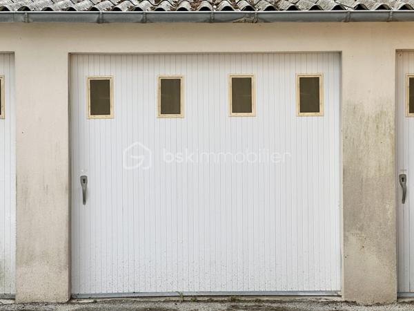 DOUARNENEZ – CENTRE-VILLE / PORT RHU – T3 DE 60 M² AVEC GARAGE, CAVE ET DOUBLE BALCON – À MOINS D’1 KM DE LA PLAGE

Situé à proximité immédiate du Port-Rhu, des commerces et des commodités du centre-ville de Douarnenez, venez découvrir cet appartement T3 d’environ 60 m² entièrement entretenu, situé au 2ème étage sur 4 d’une copropriété soignée et sécurisée, sans ascenseur.

À moins d’1 km de la plage, l’appartement développe une distribution fonctionnelle et agréable :

Entrée avec couloir et placard de rangement, cuisine indépendante récente entièrement aménagée et équipée avec espace cellier / arrière-cuisine, salon-séjour lumineux donnant accès à un grand balcon, deux chambres avec placards intégrés dont une avec balcon privatif, salle d’eau récente avec douche à l’italienne et WC indépendant.

Aucun travaux à prévoir.

Prestations complémentaires :
– Menuiseries PVC double vitrage
– Volets roulants électriques sur les 2 baies vitrées (chambre et salon) et manuels sur fenêtre cuisine et 2eme chambre
– Chauffage collectif par chaudière fioul de 2008 avec consommation individualisée
– Cave privative en sous-sol (1,63m x 3,95m soit 6,44m²) (avec électricité/éclairage)
– Garage privatif dans cour sécurisée (5,35m x 2,55m soit 13,64m²) (sans électricité/éclairage)
– Copropriété entretenue
– DPE : D

Un appartement lumineux, pratique et immédiatement habitable, idéal aussi bien pour une résidence principale, un pied-à-terre en bord de mer ou un investissement patrimonial à Douarnenez.

Taxe Foncière : 826€/an
Charges copro : environ 155€/mois (Chauffage, Eau froide/chaude, Honos Syndic, Charges communes ...)

- - - Visite uniquement sur rendez-vous - - -

Contact Exclusif : Gino DUPUY - BSK Immobilier
Votre Conseiller Immobilier sur Quimper et alentours.
Avis de valeur OFFERT dans tout le Finistère Sud.

_________________________________________________

VENTE IMMOBILIÈRE – QUIMPER & Alentours
Échangeons sur votre projet, sans engagement, pour définir la meilleure stratégie de vente.

APPORTEURS D'AFFAIRES
Vous connaissez quelqu'un qui souhaite vendre ou acheter ? Un simple message suffit pour initier un contact, je m'occupe du reste.
Rémunération attractive.

COLLABORATION INTERCABINET
Discutons volontiers d'un partage de mandat ou d'un acheteur en recherche.
_________________________________________________

Honoraires charge vendeur : aucun frais d'agence pour vous.
Le prix affiché est votre prix final hors frais de notaire.