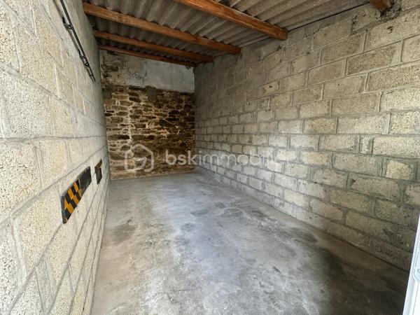 DOUARNENEZ – CENTRE-VILLE / PORT RHU – T3 DE 60 M² AVEC GARAGE, CAVE ET DOUBLE BALCON – À MOINS D’1 KM DE LA PLAGE

Situé à proximité immédiate du Port-Rhu, des commerces et des commodités du centre-ville de Douarnenez, venez découvrir cet appartement T3 d’environ 60 m² entièrement entretenu, situé au 2ème étage sur 4 d’une copropriété soignée et sécurisée, sans ascenseur.

À moins d’1 km de la plage, l’appartement développe une distribution fonctionnelle et agréable :

Entrée avec couloir et placard de rangement, cuisine indépendante récente entièrement aménagée et équipée avec espace cellier / arrière-cuisine, salon-séjour lumineux donnant accès à un grand balcon, deux chambres avec placards intégrés dont une avec balcon privatif, salle d’eau récente avec douche à l’italienne et WC indépendant.

Aucun travaux à prévoir.

Prestations complémentaires :
– Menuiseries PVC double vitrage
– Volets roulants électriques sur les 2 baies vitrées (chambre et salon) et manuels sur fenêtre cuisine et 2eme chambre
– Chauffage collectif par chaudière fioul de 2008 avec consommation individualisée
– Cave privative en sous-sol (1,63m x 3,95m soit 6,44m²) (avec électricité/éclairage)
– Garage privatif dans cour sécurisée (5,35m x 2,55m soit 13,64m²) (sans électricité/éclairage)
– Copropriété entretenue
– DPE : D

Un appartement lumineux, pratique et immédiatement habitable, idéal aussi bien pour une résidence principale, un pied-à-terre en bord de mer ou un investissement patrimonial à Douarnenez.

Taxe Foncière : 826€/an
Charges copro : environ 155€/mois (Chauffage, Eau froide/chaude, Honos Syndic, Charges communes ...)

- - - Visite uniquement sur rendez-vous - - -

Contact Exclusif : Gino DUPUY - BSK Immobilier
Votre Conseiller Immobilier sur Quimper et alentours.
Avis de valeur OFFERT dans tout le Finistère Sud.

_________________________________________________

VENTE IMMOBILIÈRE – QUIMPER & Alentours
Échangeons sur votre projet, sans engagement, pour définir la meilleure stratégie de vente.

APPORTEURS D'AFFAIRES
Vous connaissez quelqu'un qui souhaite vendre ou acheter ? Un simple message suffit pour initier un contact, je m'occupe du reste.
Rémunération attractive.

COLLABORATION INTERCABINET
Discutons volontiers d'un partage de mandat ou d'un acheteur en recherche.
_________________________________________________

Honoraires charge vendeur : aucun frais d'agence pour vous.
Le prix affiché est votre prix final hors frais de notaire.