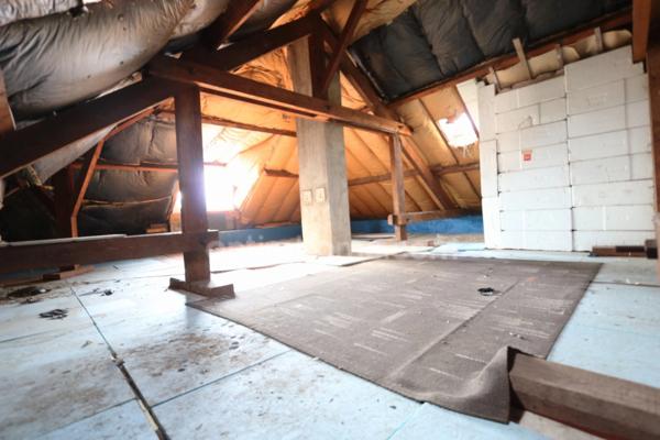 THIONVILLE - MAISON INDIVIDUELLE 6 PIECES DE 135 M² AVEC 4 CHAMBRES. GARAGE ET JARDIN. GROS POTENTIEL A RENOVER !!