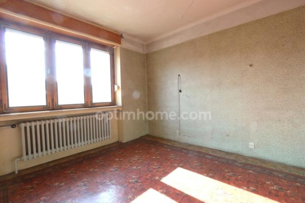 THIONVILLE - MAISON INDIVIDUELLE 6 PIECES DE 135 M² AVEC 4 CHAMBRES. GARAGE ET JARDIN. GROS POTENTIEL A RENOVER !!