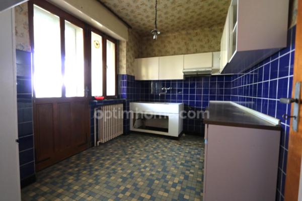 THIONVILLE - MAISON INDIVIDUELLE 6 PIECES DE 135 M² AVEC 4 CHAMBRES. GARAGE ET JARDIN. GROS POTENTIEL A RENOVER !!