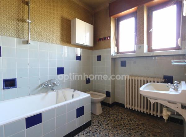 THIONVILLE - MAISON INDIVIDUELLE 6 PIECES DE 135 M² AVEC 4 CHAMBRES. GARAGE ET JARDIN. GROS POTENTIEL A RENOVER !!