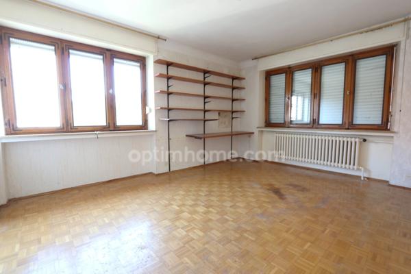 THIONVILLE - MAISON INDIVIDUELLE 6 PIECES DE 135 M² AVEC 4 CHAMBRES. GARAGE ET JARDIN. GROS POTENTIEL A RENOVER !!