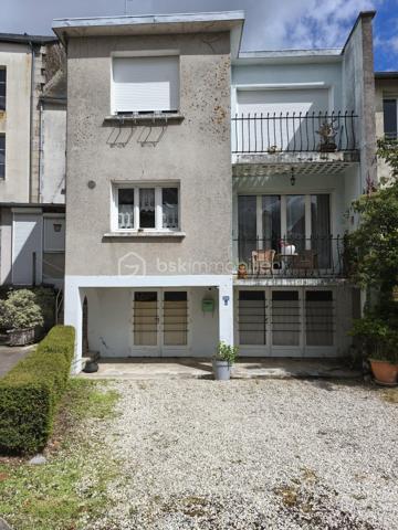 Située dans un environnement calme de Pré-en-Pail, à proximité immédiate des commerces, écoles et services accessibles à pied, cette maison de ville d'environ 100 m2 saura séduire les acquéreurs à la recherche d'un bien fonctionnel et évolutif.

Elle se compose d'une entrée, d'une cuisine aménagée et équipée avec accès à un balcon, ainsi qu'un salon/séjour lumineux ouvrant également sur un balcon. Un bureau et un WC complètent ce bien.

A l'étage, une pièce palière dessert deux chambres lumineuses, dont une avec accès direct à la salle de bains équipée d'une baignoire et d'une douche, insi qu'une chambre d'appoint pouvant servir de bureau, dressing ou chambre d'enfant.

Le sous-sol offre des espaces appréciables avec une buanderie, une chaufferie et un garage.

Des travaux de rénovation permettront de révéler tout le potentiel de cette maison, qui reste néanmoins habitable de suite.

Une opportunité à découvrir rapidement pour un premier achat ou un projet de résidence principale à personnaliser selon vos envies.