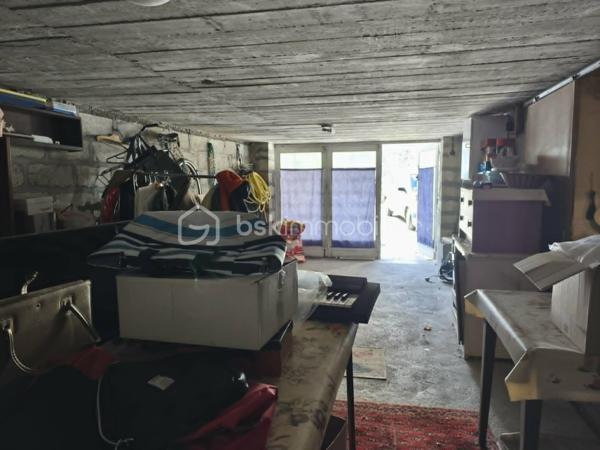 Située dans un environnement calme de Pré-en-Pail, à proximité immédiate des commerces, écoles et services accessibles à pied, cette maison de ville d'environ 100 m2 saura séduire les acquéreurs à la recherche d'un bien fonctionnel et évolutif.

Elle se compose d'une entrée, d'une cuisine aménagée et équipée avec accès à un balcon, ainsi qu'un salon/séjour lumineux ouvrant également sur un balcon. Un bureau et un WC complètent ce bien.

A l'étage, une pièce palière dessert deux chambres lumineuses, dont une avec accès direct à la salle de bains équipée d'une baignoire et d'une douche, insi qu'une chambre d'appoint pouvant servir de bureau, dressing ou chambre d'enfant.

Le sous-sol offre des espaces appréciables avec une buanderie, une chaufferie et un garage.

Des travaux de rénovation permettront de révéler tout le potentiel de cette maison, qui reste néanmoins habitable de suite.

Une opportunité à découvrir rapidement pour un premier achat ou un projet de résidence principale à personnaliser selon vos envies.