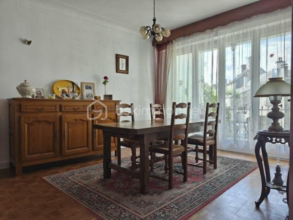 Située dans un environnement calme de Pré-en-Pail, à proximité immédiate des commerces, écoles et services accessibles à pied, cette maison de ville d'environ 100 m2 saura séduire les acquéreurs à la recherche d'un bien fonctionnel et évolutif.

Elle se compose d'une entrée, d'une cuisine aménagée et équipée avec accès à un balcon, ainsi qu'un salon/séjour lumineux ouvrant également sur un balcon. Un bureau et un WC complètent ce bien.

A l'étage, une pièce palière dessert deux chambres lumineuses, dont une avec accès direct à la salle de bains équipée d'une baignoire et d'une douche, insi qu'une chambre d'appoint pouvant servir de bureau, dressing ou chambre d'enfant.

Le sous-sol offre des espaces appréciables avec une buanderie, une chaufferie et un garage.

Des travaux de rénovation permettront de révéler tout le potentiel de cette maison, qui reste néanmoins habitable de suite.

Une opportunité à découvrir rapidement pour un premier achat ou un projet de résidence principale à personnaliser selon vos envies.