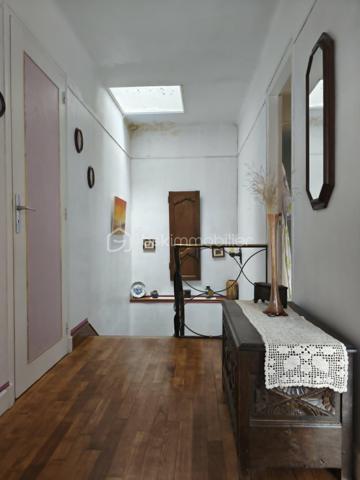 Située dans un environnement calme de Pré-en-Pail, à proximité immédiate des commerces, écoles et services accessibles à pied, cette maison de ville d'environ 100 m2 saura séduire les acquéreurs à la recherche d'un bien fonctionnel et évolutif.

Elle se compose d'une entrée, d'une cuisine aménagée et équipée avec accès à un balcon, ainsi qu'un salon/séjour lumineux ouvrant également sur un balcon. Un bureau et un WC complètent ce bien.

A l'étage, une pièce palière dessert deux chambres lumineuses, dont une avec accès direct à la salle de bains équipée d'une baignoire et d'une douche, insi qu'une chambre d'appoint pouvant servir de bureau, dressing ou chambre d'enfant.

Le sous-sol offre des espaces appréciables avec une buanderie, une chaufferie et un garage.

Des travaux de rénovation permettront de révéler tout le potentiel de cette maison, qui reste néanmoins habitable de suite.

Une opportunité à découvrir rapidement pour un premier achat ou un projet de résidence principale à personnaliser selon vos envies.
