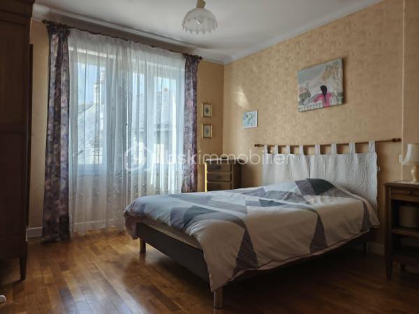 Située dans un environnement calme de Pré-en-Pail, à proximité immédiate des commerces, écoles et services accessibles à pied, cette maison de ville d'environ 100 m2 saura séduire les acquéreurs à la recherche d'un bien fonctionnel et évolutif.

Elle se compose d'une entrée, d'une cuisine aménagée et équipée avec accès à un balcon, ainsi qu'un salon/séjour lumineux ouvrant également sur un balcon. Un bureau et un WC complètent ce bien.

A l'étage, une pièce palière dessert deux chambres lumineuses, dont une avec accès direct à la salle de bains équipée d'une baignoire et d'une douche, insi qu'une chambre d'appoint pouvant servir de bureau, dressing ou chambre d'enfant.

Le sous-sol offre des espaces appréciables avec une buanderie, une chaufferie et un garage.

Des travaux de rénovation permettront de révéler tout le potentiel de cette maison, qui reste néanmoins habitable de suite.

Une opportunité à découvrir rapidement pour un premier achat ou un projet de résidence principale à personnaliser selon vos envies.