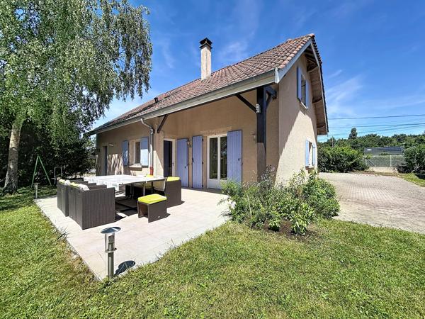 Maison familiale avec volumes, jardin arboré et dépendance