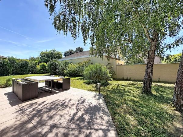 Maison familiale avec volumes, jardin arboré et dépendance