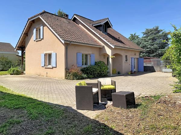 Maison familiale avec volumes, jardin arboré et dépendance