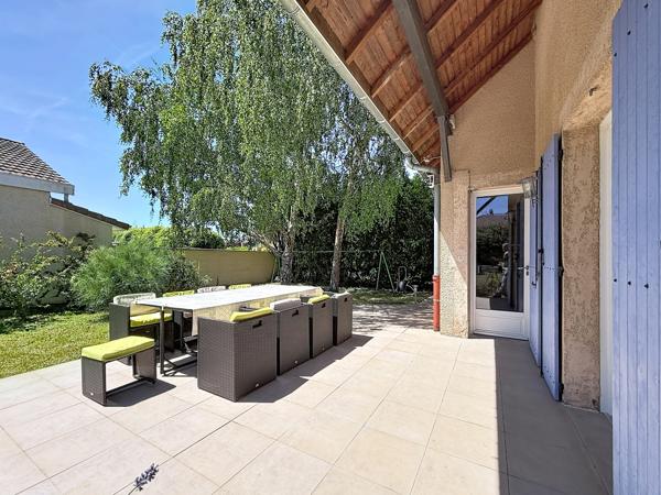 Maison familiale avec volumes, jardin arboré et dépendance
