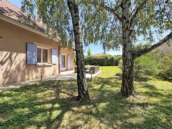Maison familiale avec volumes, jardin arboré et dépendance