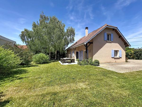 Maison familiale avec volumes, jardin arboré et dépendance