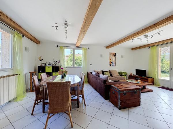Maison familiale avec volumes, jardin arboré et dépendance