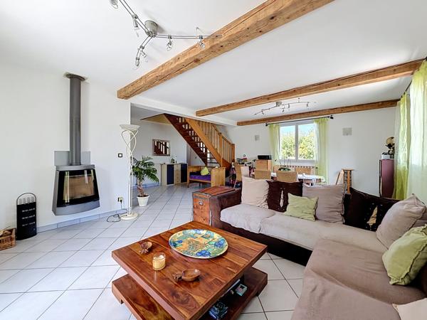 Maison familiale avec volumes, jardin arboré et dépendance