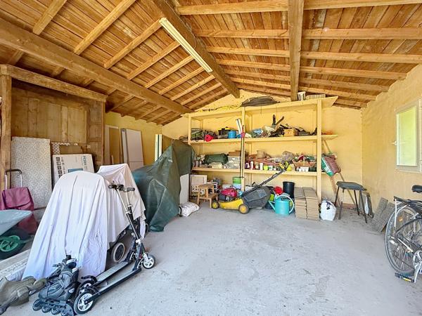 Maison familiale avec volumes, jardin arboré et dépendance