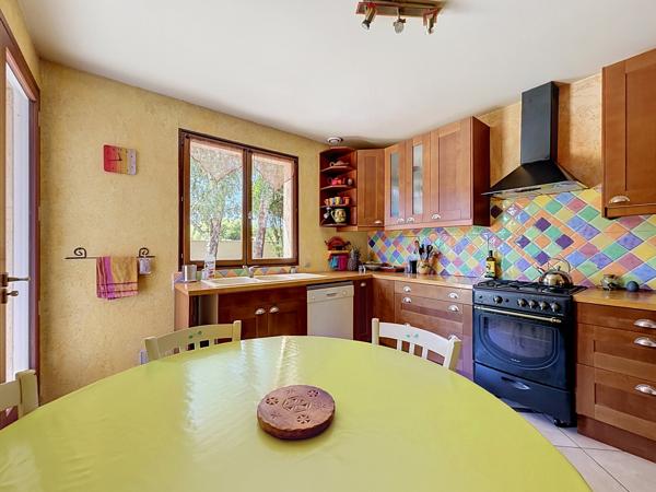 Maison familiale avec volumes, jardin arboré et dépendance