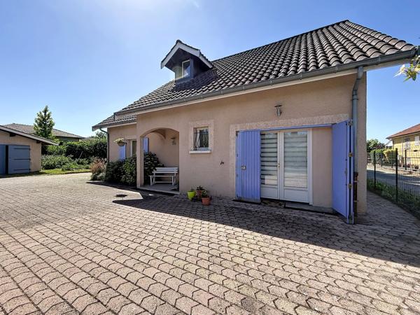 Maison familiale avec volumes, jardin arboré et dépendance