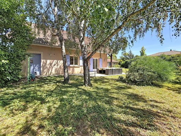 Maison familiale avec volumes, jardin arboré et dépendance