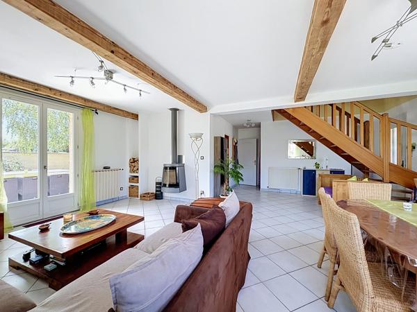 Maison familiale avec volumes, jardin arboré et dépendance