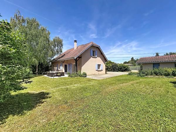Maison familiale avec volumes, jardin arboré et dépendance