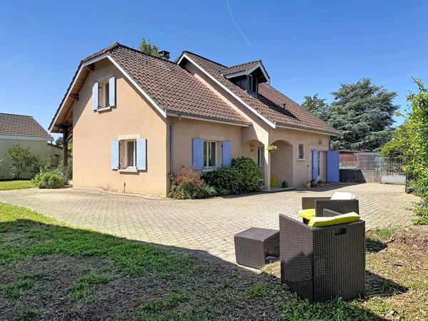 Maison familiale avec volumes, jardin arboré et dépendance