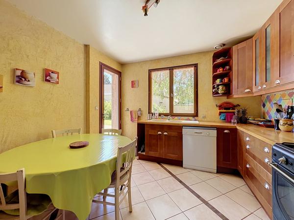 Maison familiale avec volumes, jardin arboré et dépendance