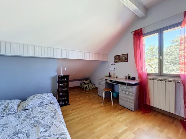 Maison familiale avec volumes, jardin arboré et dépendance