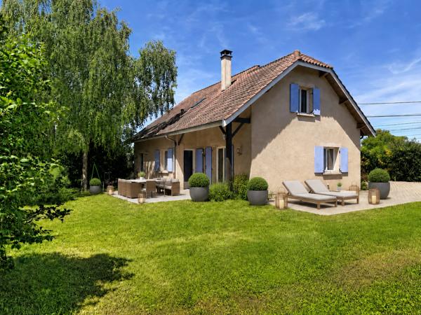 Maison familiale avec volumes, jardin arboré et dépendance