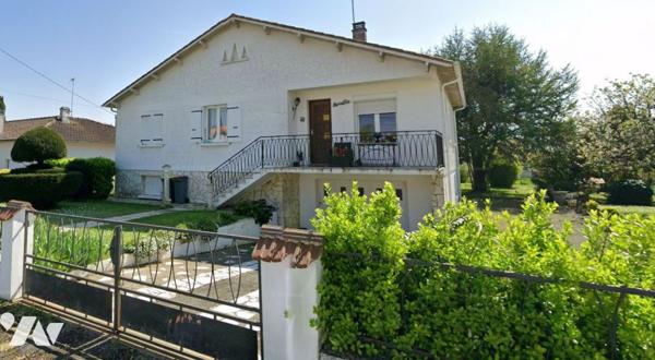Une maison à usage d'habitation sur sous-sol surélevé.