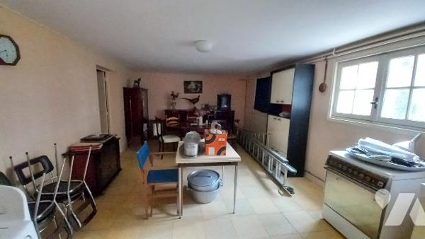 Une maison à usage d'habitation sur sous-sol surélevé.