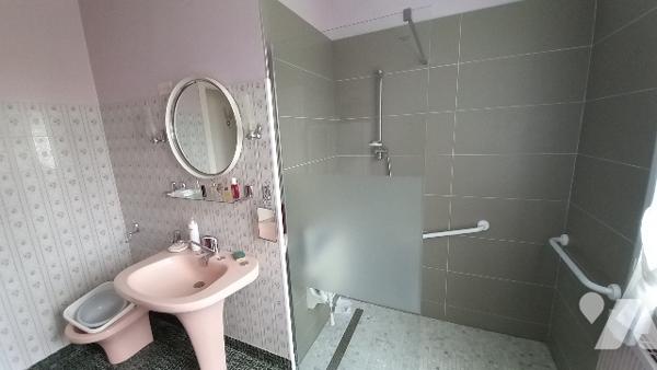 Une maison à usage d'habitation sur sous-sol surélevé.