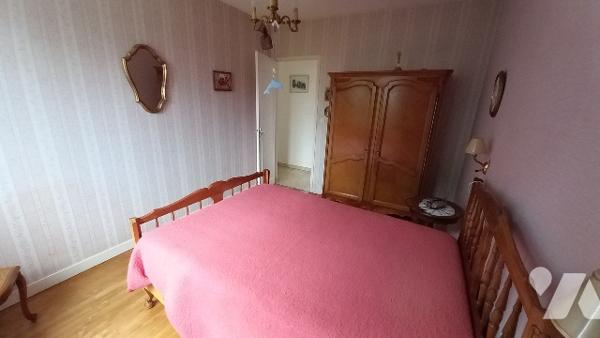 Une maison à usage d'habitation sur sous-sol surélevé.