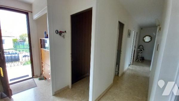 Une maison à usage d'habitation sur sous-sol surélevé.