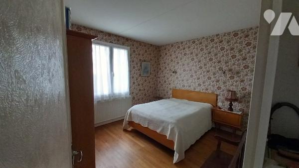 Une maison à usage d'habitation sur sous-sol surélevé.