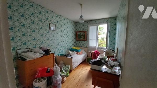 Une maison à usage d'habitation sur sous-sol surélevé.