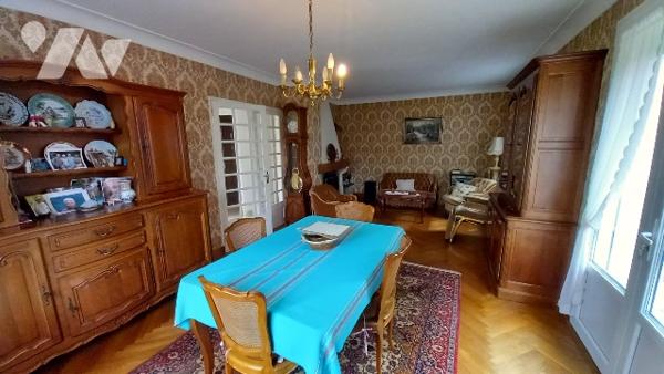 Une maison à usage d'habitation sur sous-sol surélevé.