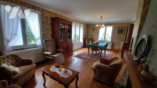 Une maison à usage d'habitation sur sous-sol surélevé.