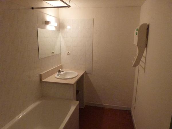 OUVEILLAN APPT T3 AU 1ER ETAGE